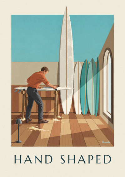 Affiche shaper sculptant une planche de surf dans son atelier : l'affiche entière