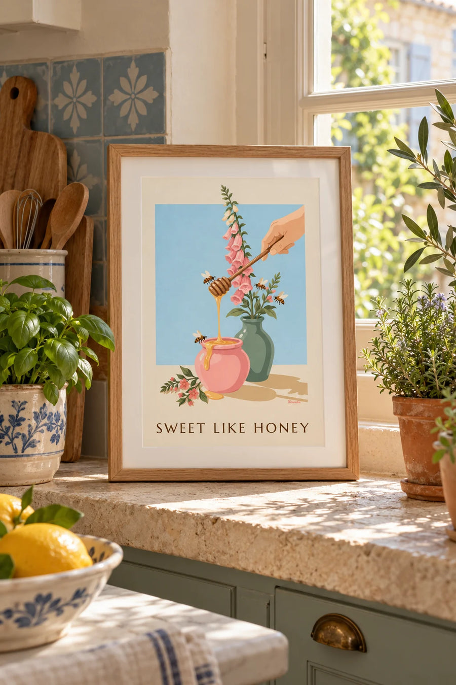 Poster goldener Honigtopf, Holzlöffel und Bienen: kleines Format A4 gerahmt