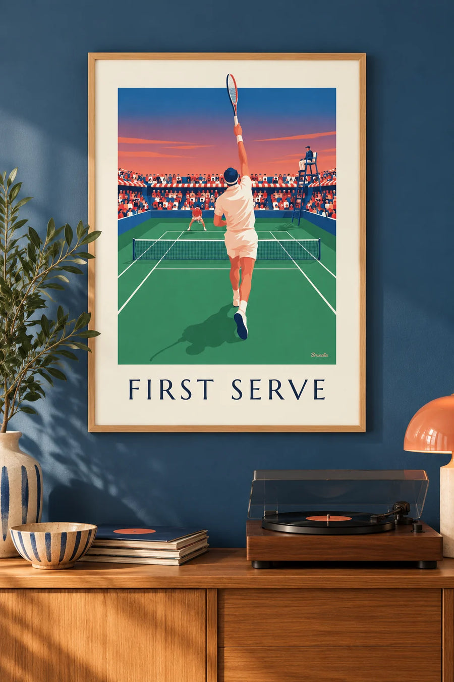 Affiche joueur de tennis au service sur gazon en tournoi : encadrée au mur