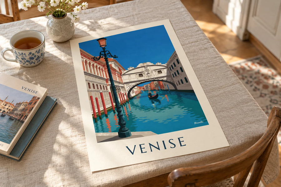 Affiche gondole sous le pont des Soupirs à Venise : posée sur une table