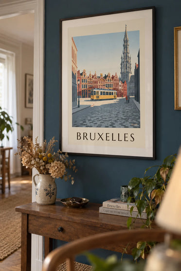 Poster gelbe Straßenbahn nahe der Grand-Place in Brüssel: gerahmt an der Wand