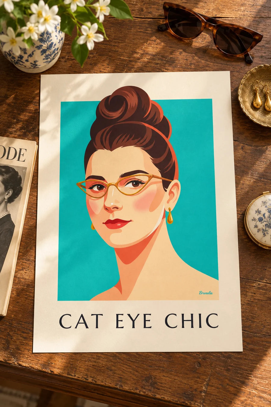 Affiche portrait de femme aux lunettes œil-de-chat et lèvres rouges : posée sur une table