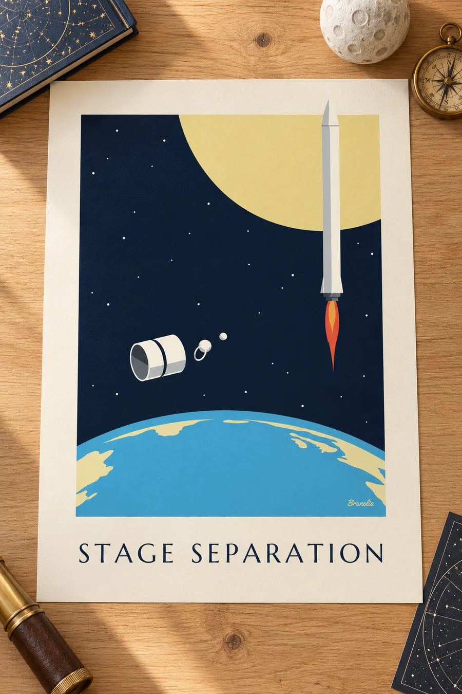 Affiche étages de fusée se séparant au-dessus de la Terre : posée sur une table