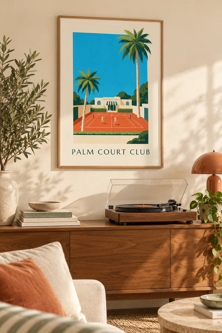 Poster tennisclub en gravelbaan omzoomd door palmbomen: ingelijst aan de muur