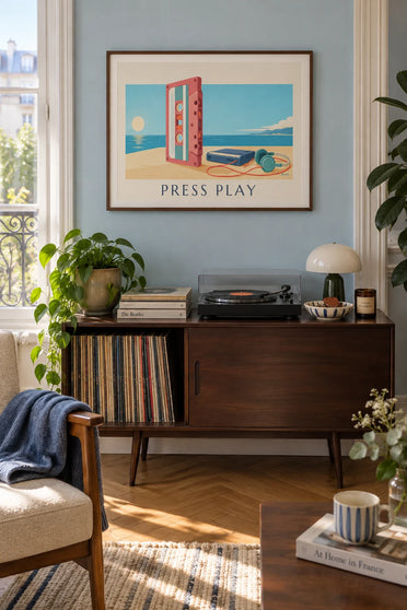 Affiche cassette audio, baladeur et casque sur un bureau : encadrée au mur