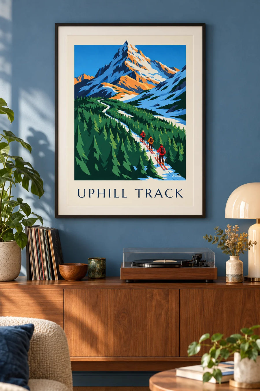Poster 3 Skitourengeher beim Aufstieg durch die Tannen: gerahmt an der Wand