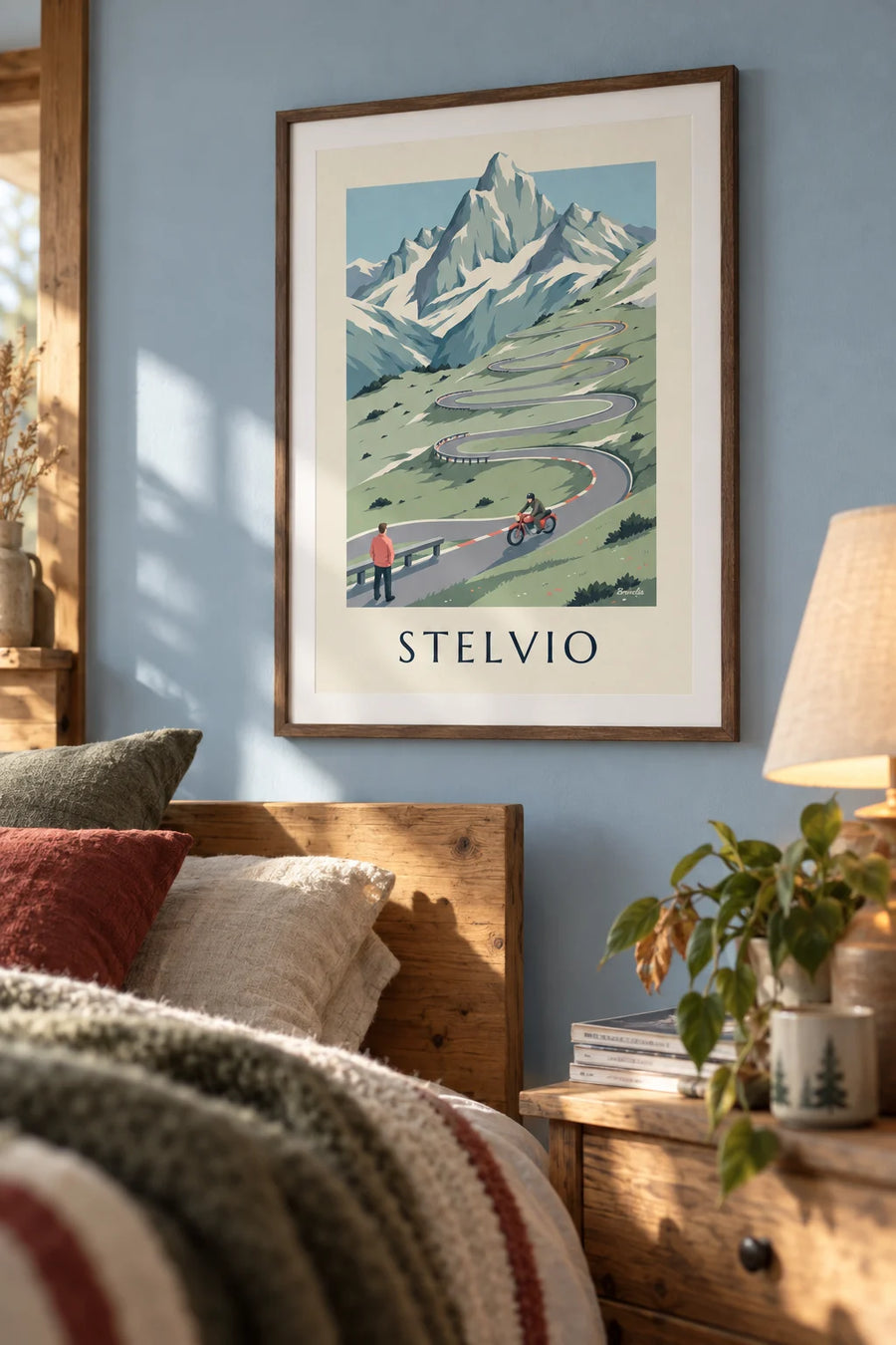 Affiche motard dans les lacets du col du Stelvio en Italie : encadrée au mur