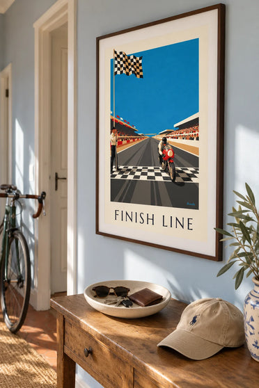 Poster motor die de finish passeert onder de geblokte vlag: ingelijst aan de muur