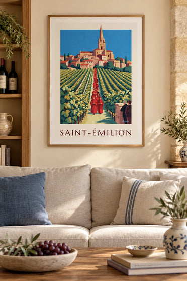 Poster wijngaarden en dorp Saint-Émilion gezien vanuit een wijnkelder : ingelijst aan de muur