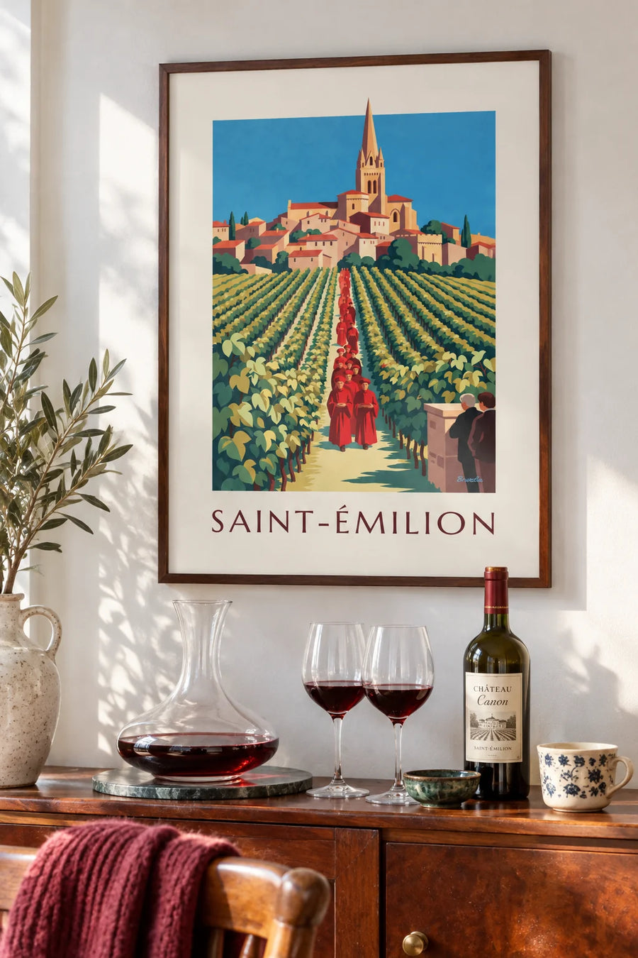Affiche vignes et village de Saint-Émilion vus d'une cave : encadrée au mur