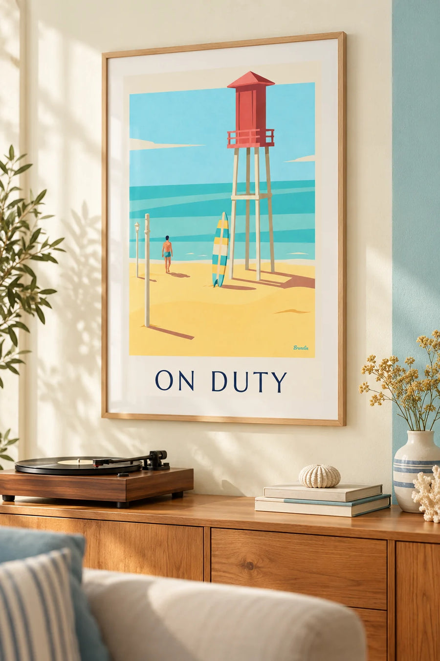 Affiche planche de surf et tour de sauveteur sur la plage : encadrée au mur