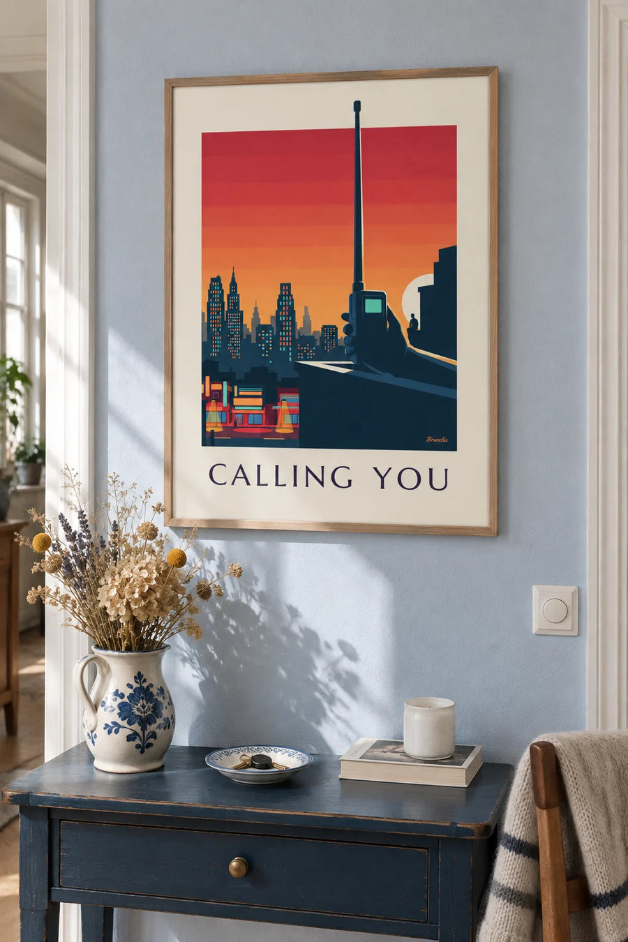 Affiche ancien téléphone mobile à antenne devant la ville : encadrée au mur